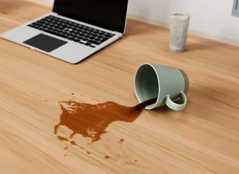 Load image into Gallery viewer, Verschütteter Kaffee auf einem Schreibtisch